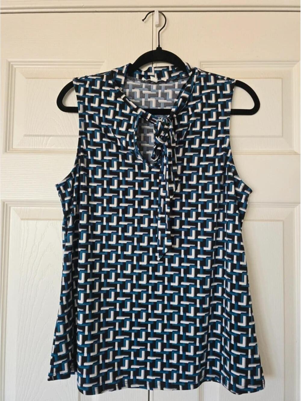 Sleeveless work top. Tie neck